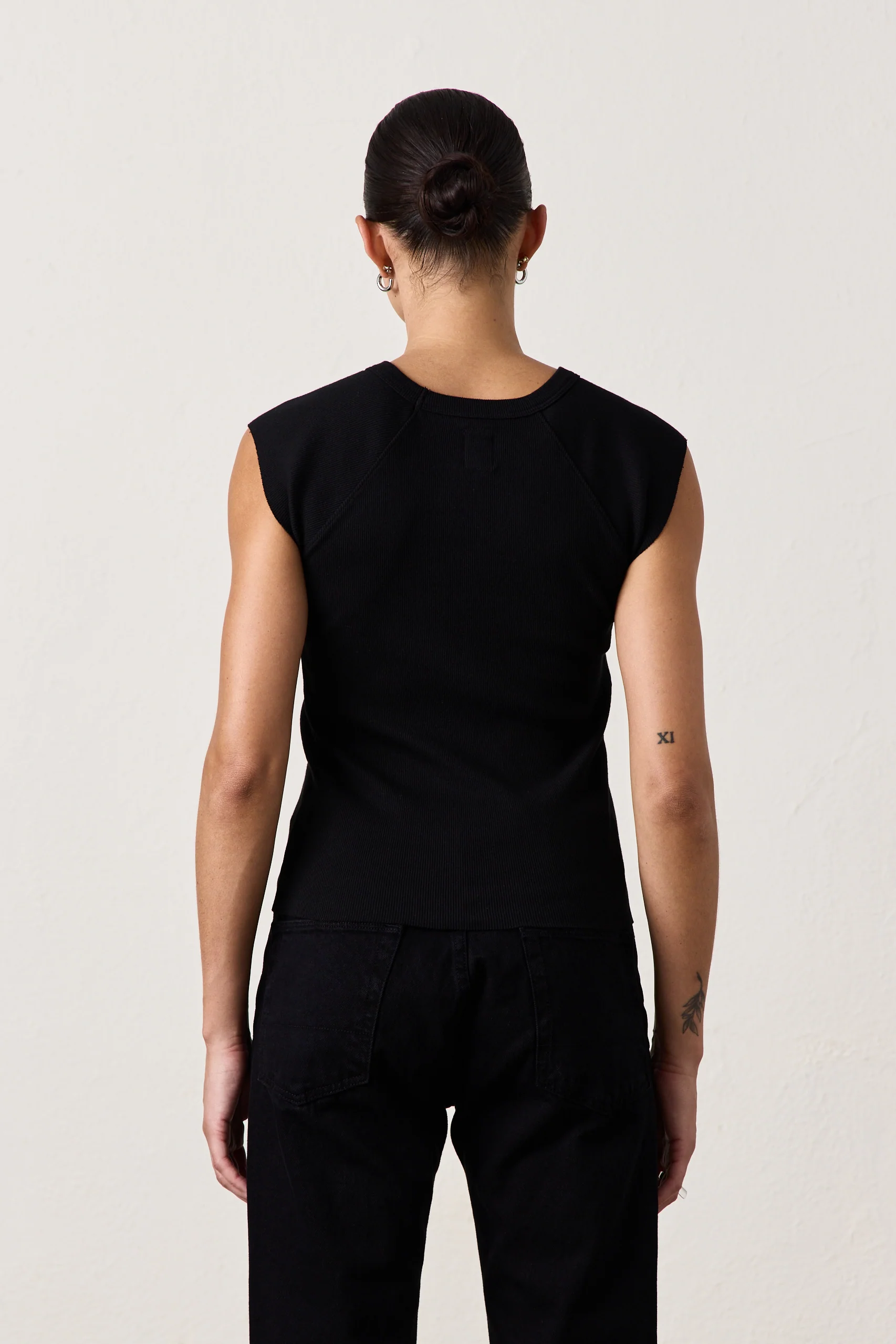 CHLOE FITTED RIB TEE / BLACK - Renuaun