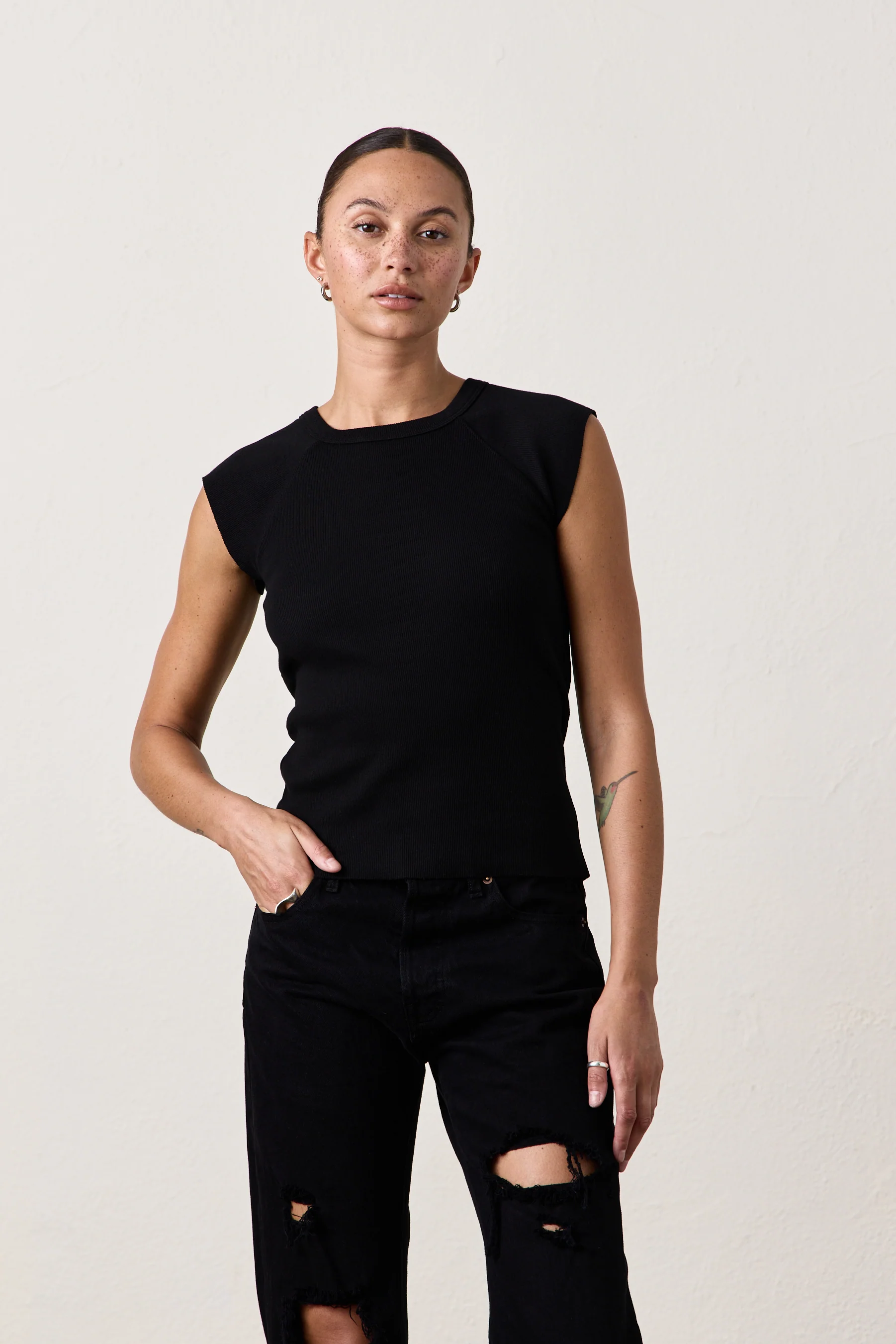 CHLOE FITTED RIB TEE / BLACK - Renuaun