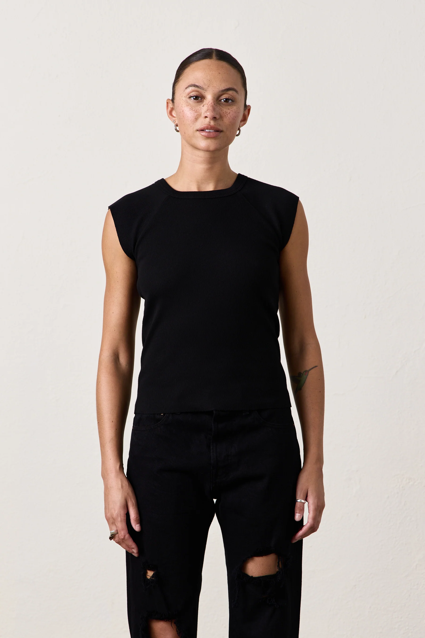 CHLOE FITTED RIB TEE / BLACK - Renuaun