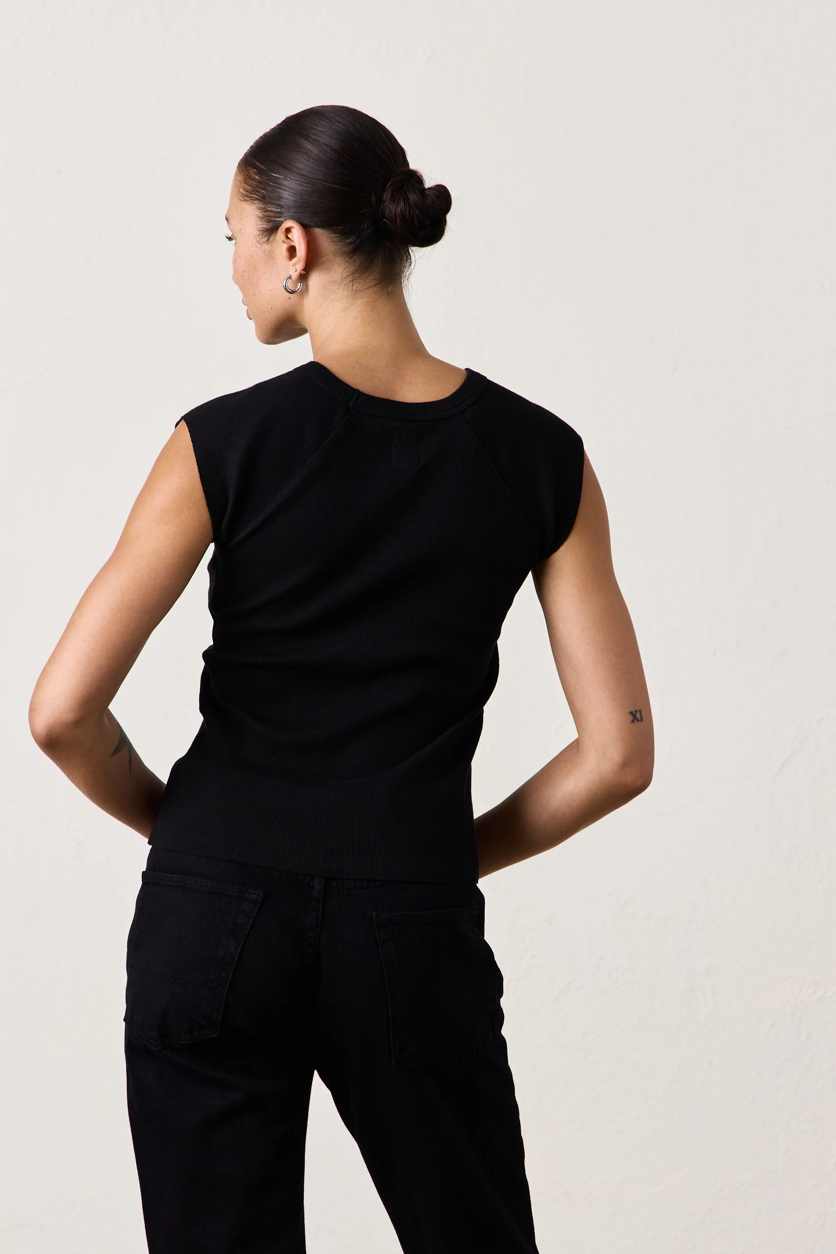 CHLOE FITTED RIB TEE / BLACK - Renuaun