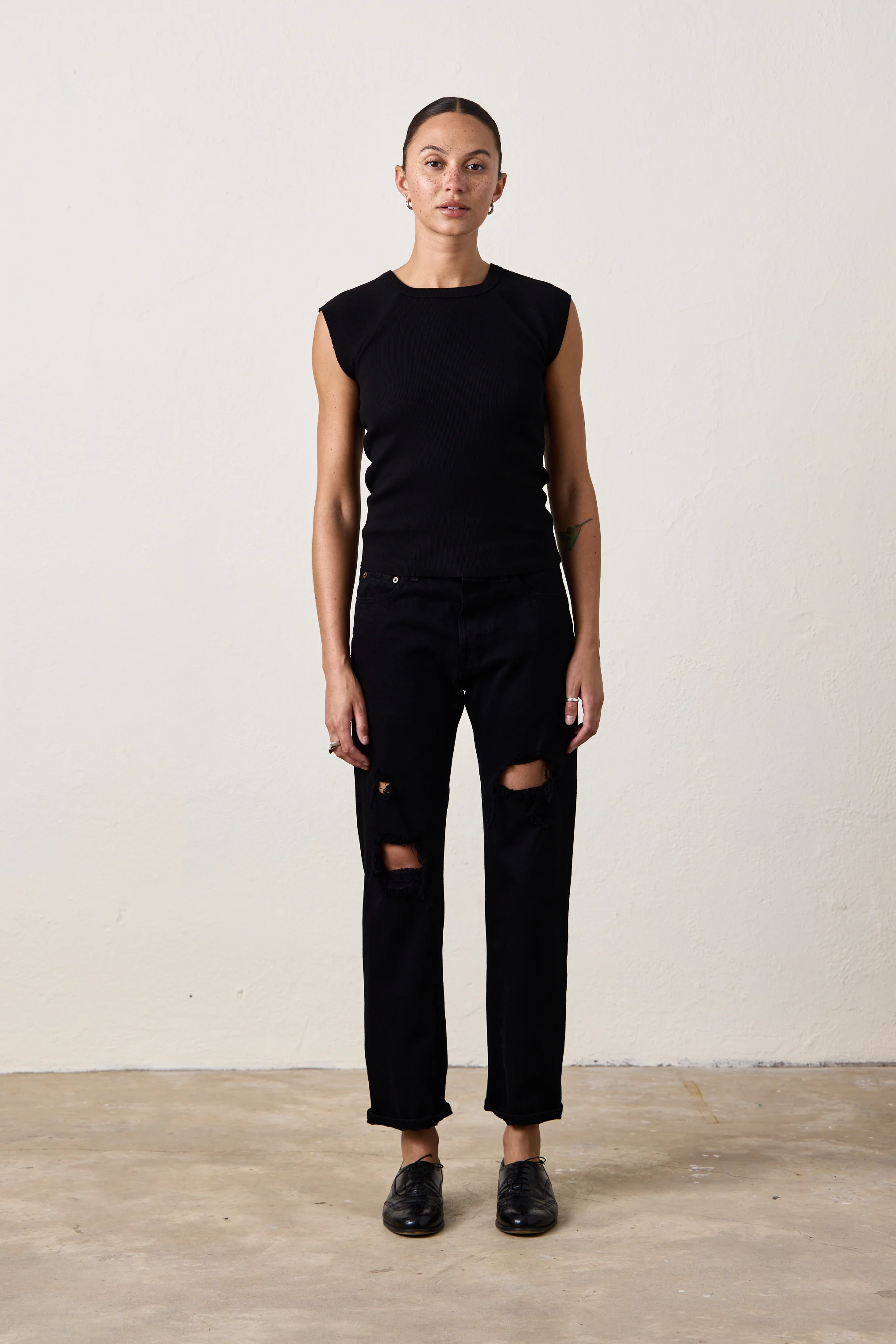 CHLOE FITTED RIB TEE / BLACK - Renuaun