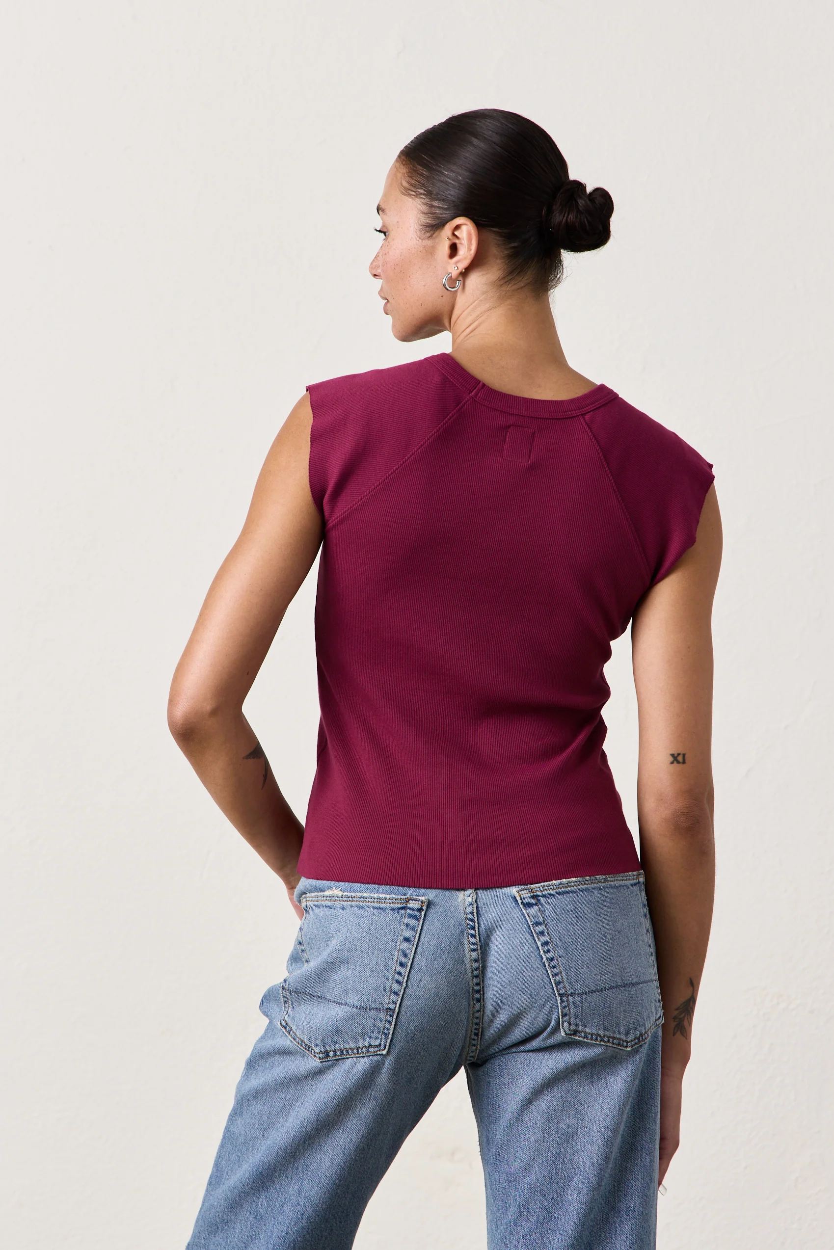 CHLOE FITTED RIB TEE / DARK CHERRY - Renuaun