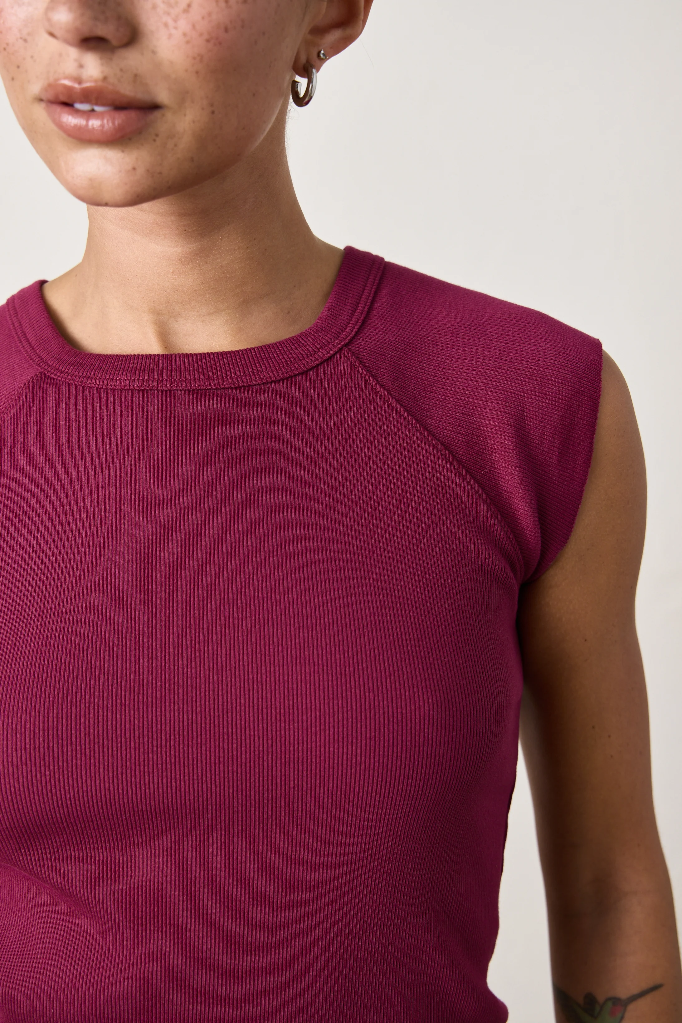 CHLOE FITTED RIB TEE / DARK CHERRY - Renuaun