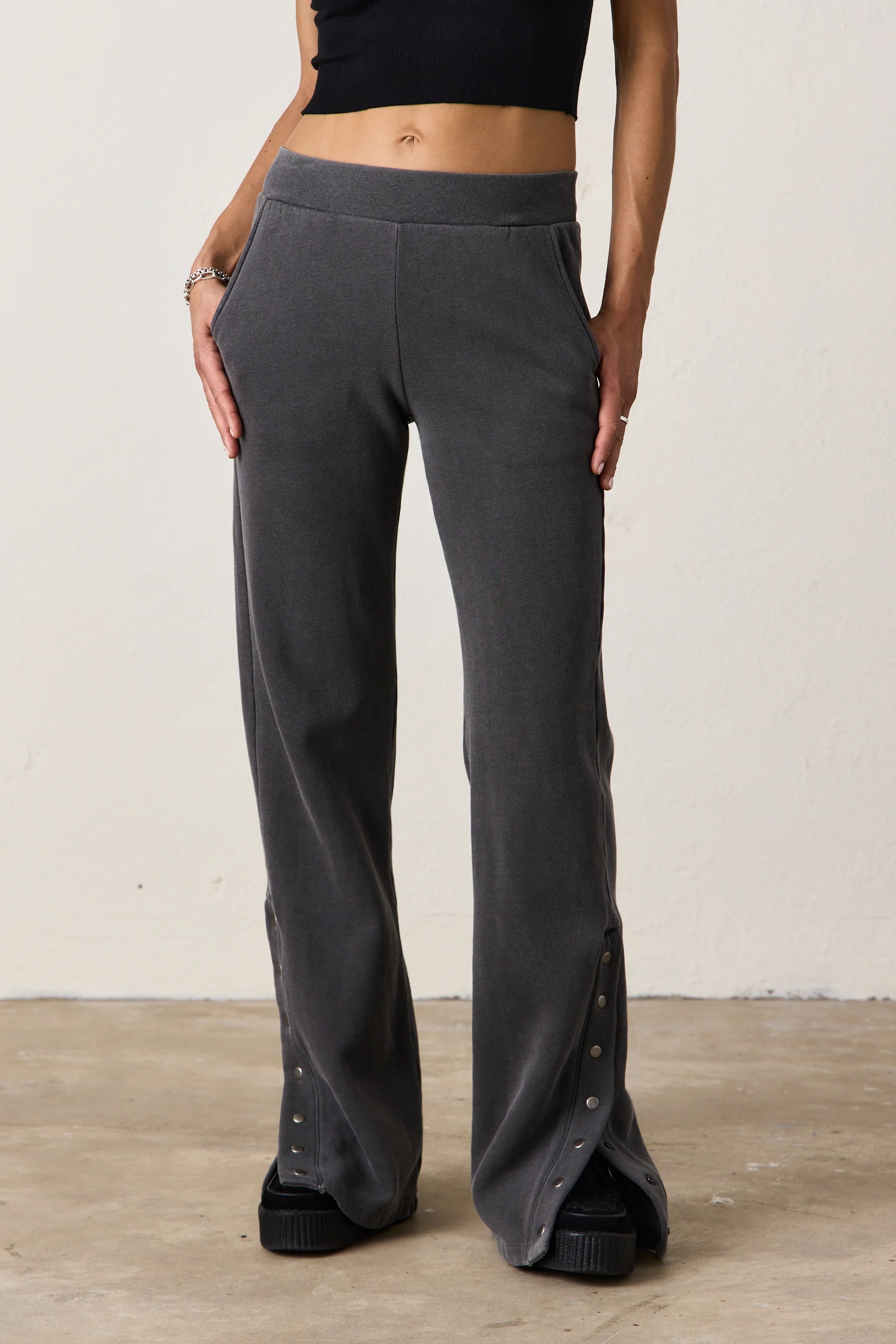 RAMONA COZY FLEECE WARMUP SWEATPANT / FADED BLACK - Renuaun