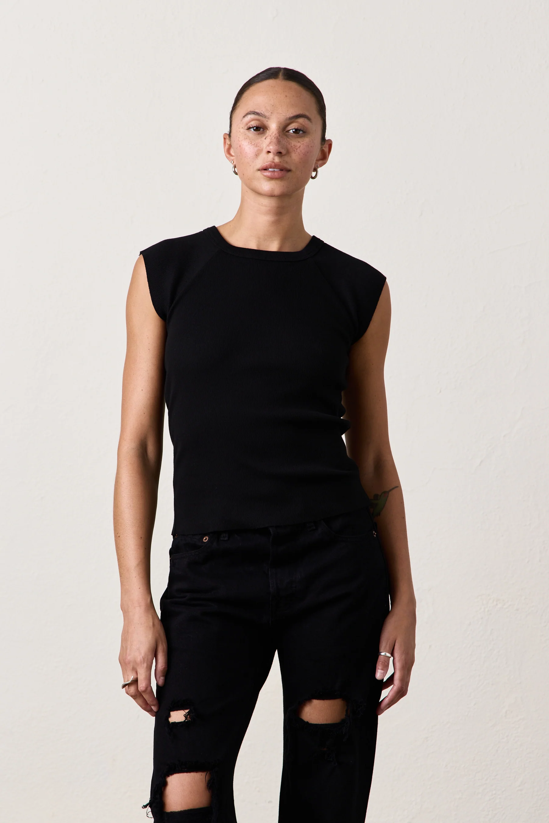 CHLOE FITTED RIB TEE / BLACK - Renuaun