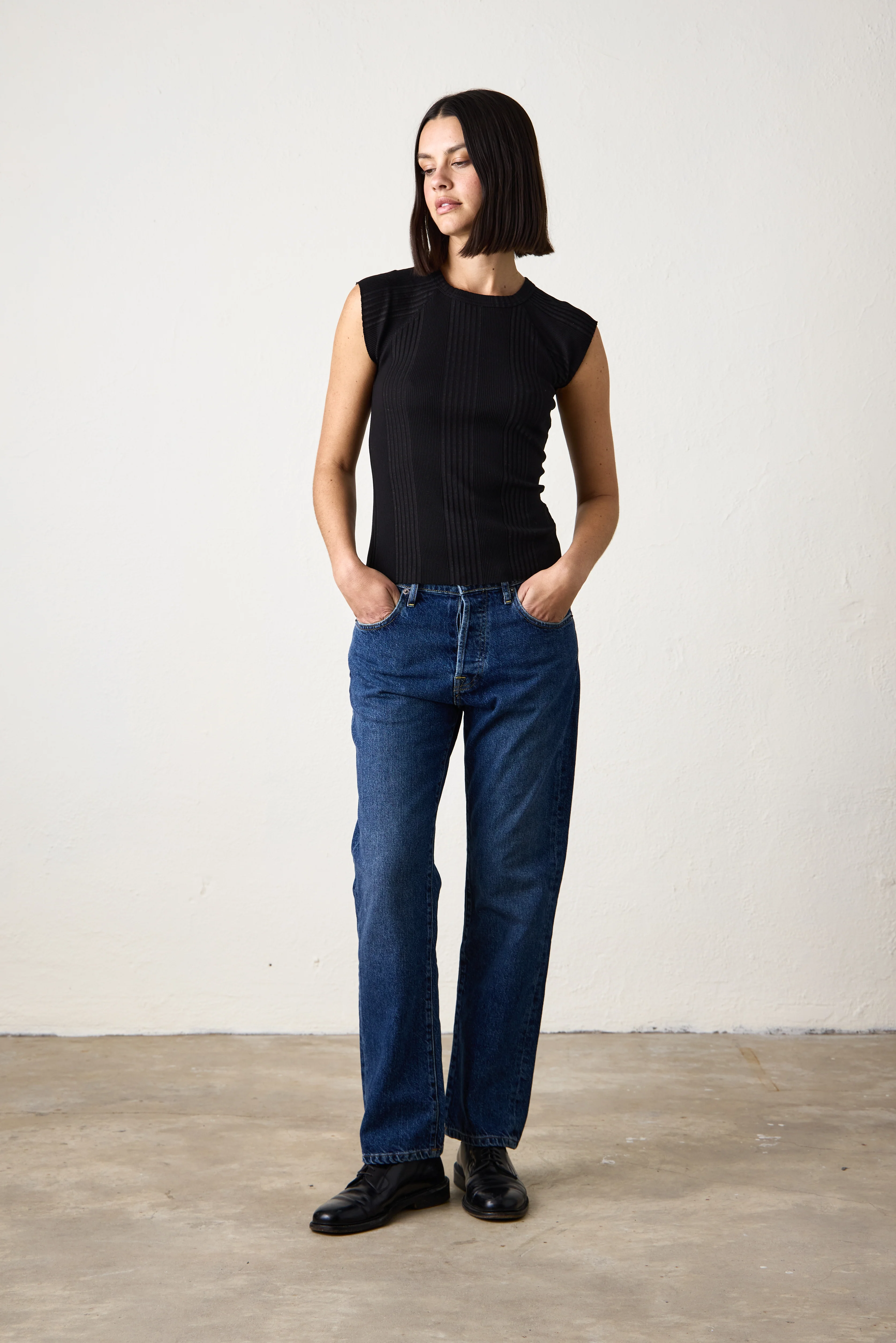 CHLOE FITTED VARIEGATED RIB TEE / BLACK - Renuaun