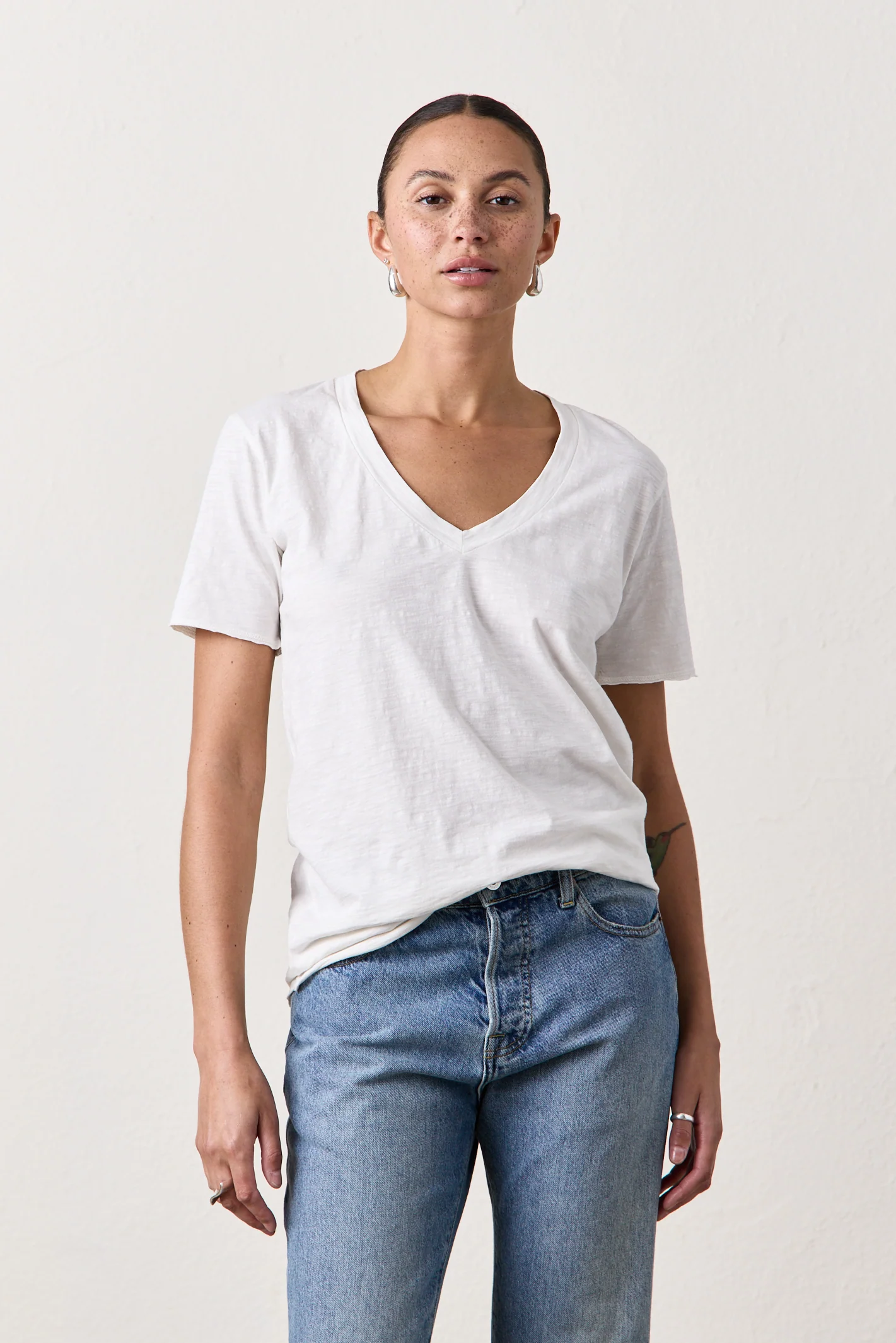 CORA RELAXED SLUB JERSEY V-NECK TEE / SOFT WHITE - Renuaun