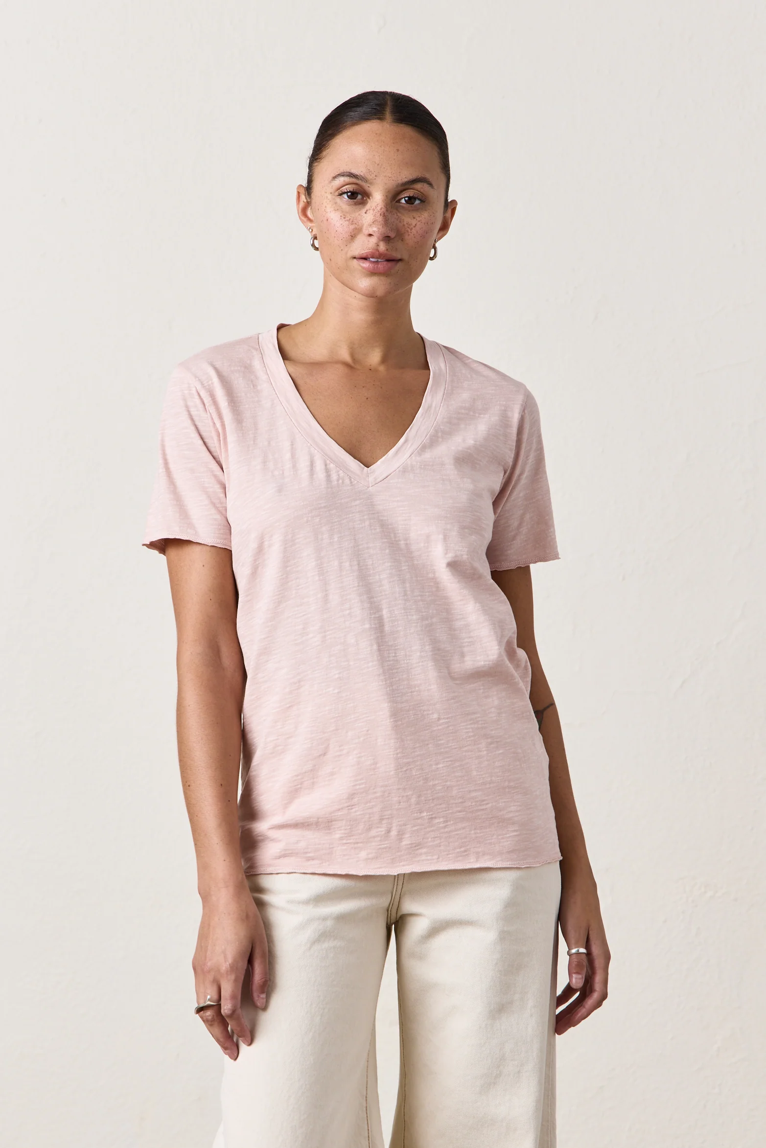 CORA RELAXED SLUB JERSEY V-NECK TEE / ROSY - Renuaun