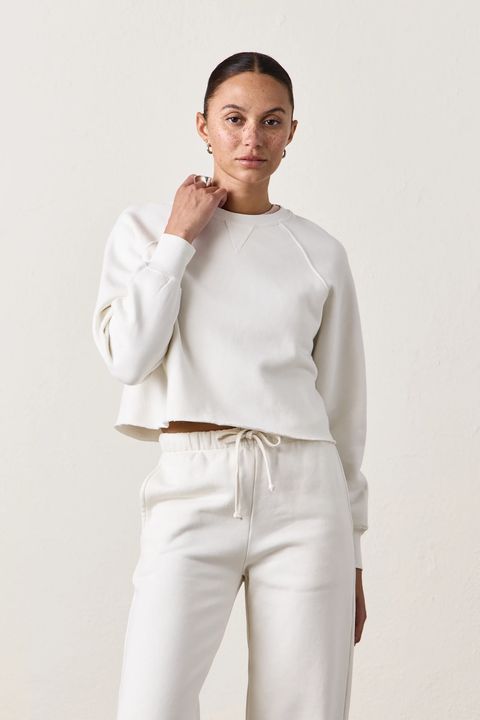 MARCO CROP COZY FLEECE SWEATSHIRT / SOFT WHITE - Renuaun