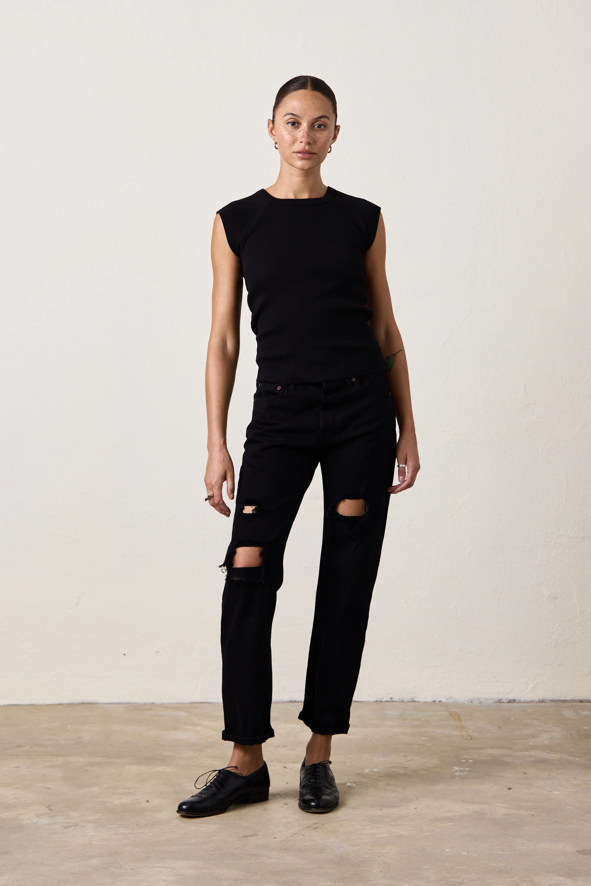 CHLOE FITTED RIB TEE / BLACK - Renuaun