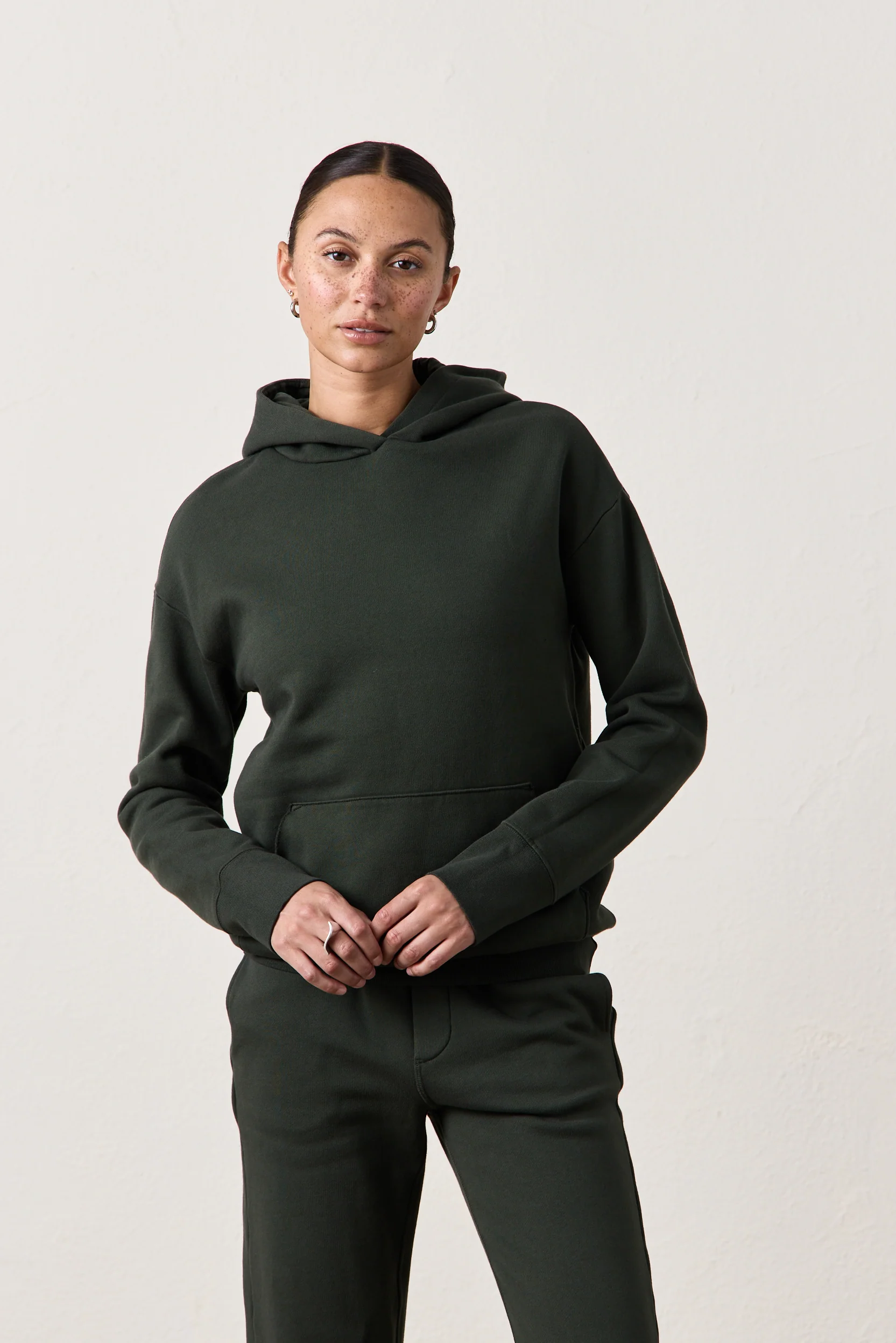 ELLIS RELAXED COZY FLEECE HOODY / DARK OLIVE - Renuaun